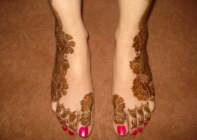 Stylish Arabic Mehandi Design on the side of feet