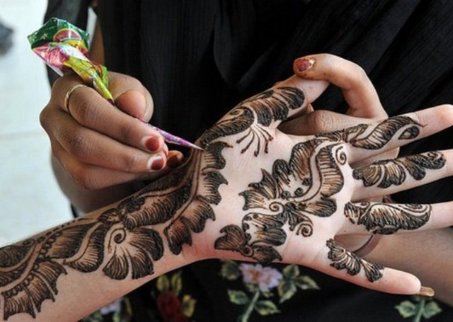 Arabic Mehandi Design featuring shaded leaves