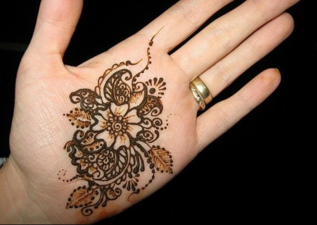 Arabic Mehandi Design featuring standalone pattern in center of palm