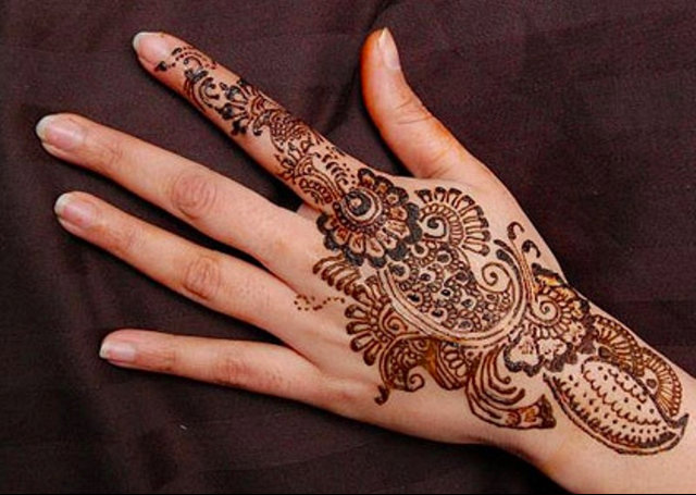 Arabic Mehandi Design featuring an intricate bail pattern 