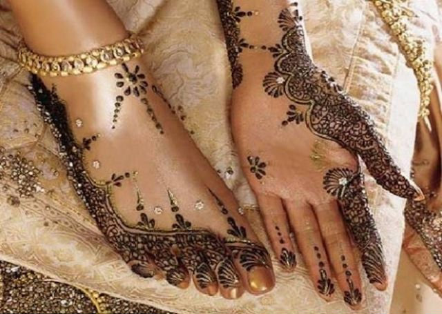 Stylish Arabic Mehandi Design embellished with glitter and stones