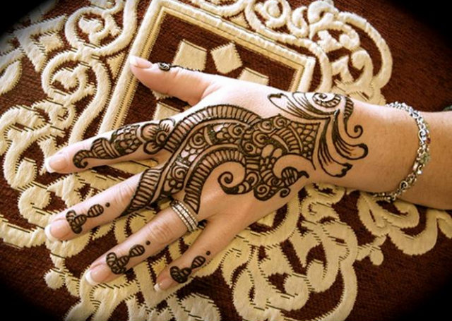 Intricate Arabic Mehandi Design featuring linear patterns