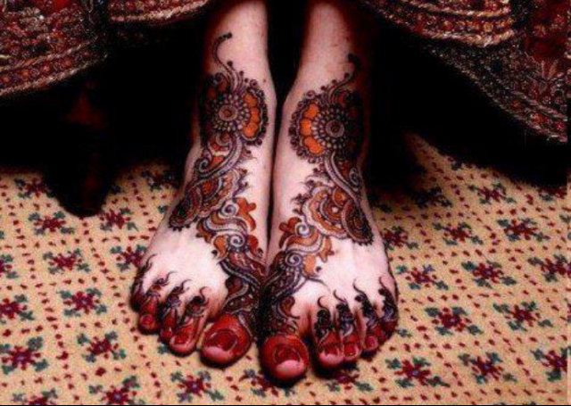 Arabic Mehandi Design featuring a shaded bail pattern on the feet