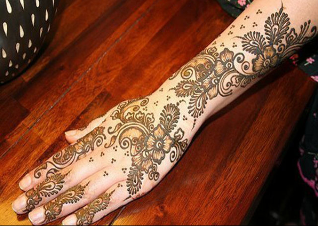 Arabic Mehandi Design featuring foliage pattern and small dots