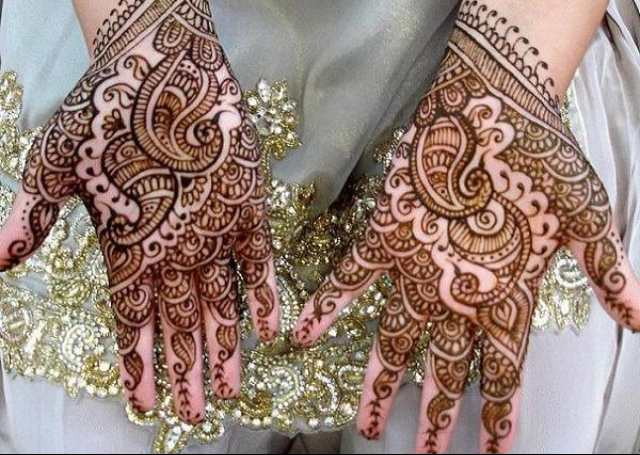 Best Arabic Mehandi Design featuring veil of mango and peacock motifs