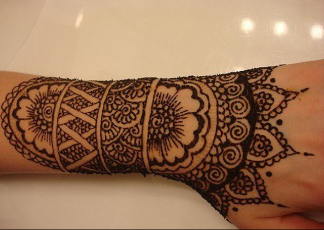 Best Arabic Mehandi Design with an amalgamation of patterns