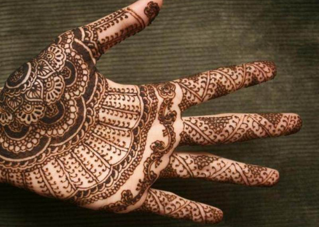 Best Arabic Mehandi Design with layers of round and net motif