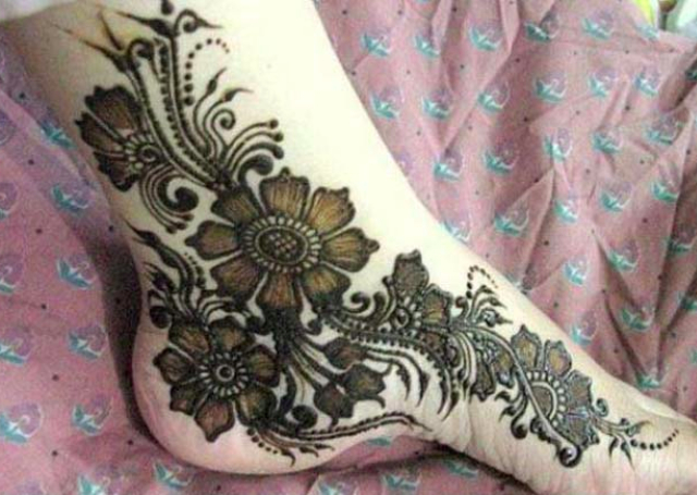 Best Arabic Mehandi Design featuring shaded flowers on the feet