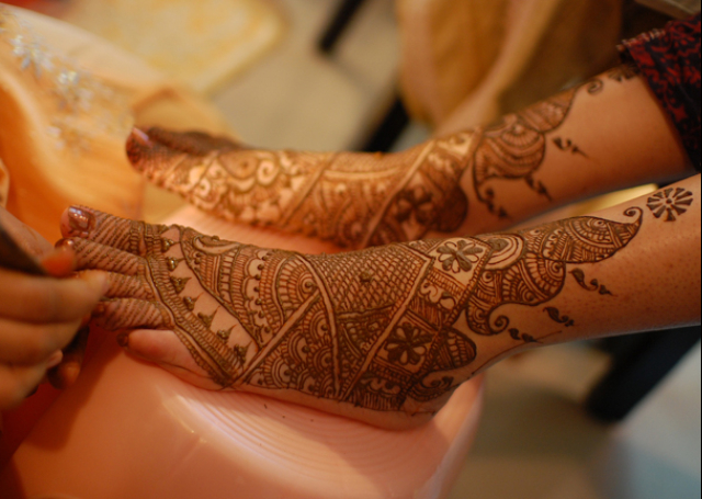 Best Arabic Mehandi Design on the feet featuring well defined lines