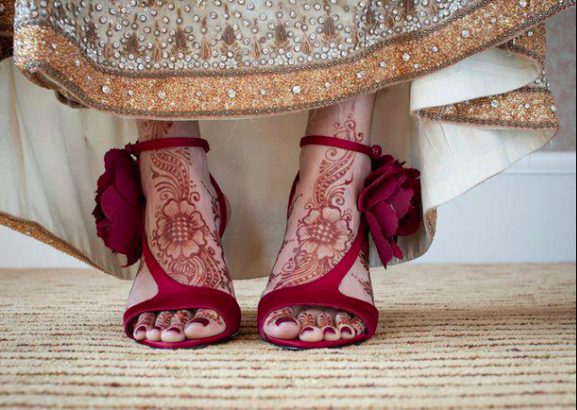 Best Arabic Mehandi Design with a floral bail on the feet