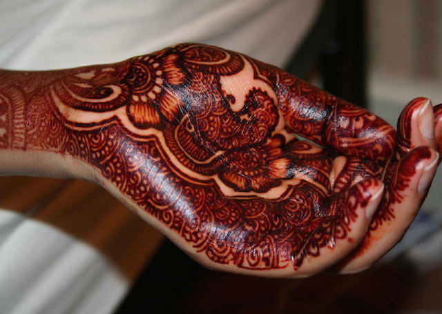 Best Arabic Mehandi Design with intricate patterns on the side of hand