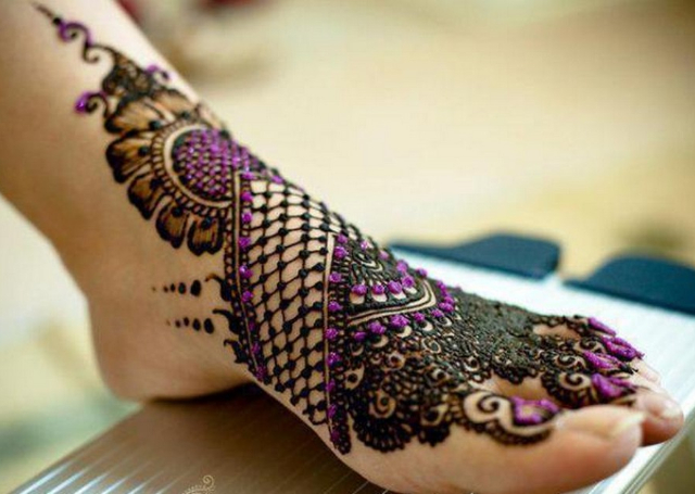 Best Arabic Mehandi Design featuring jaali pattern, shading and colored stones