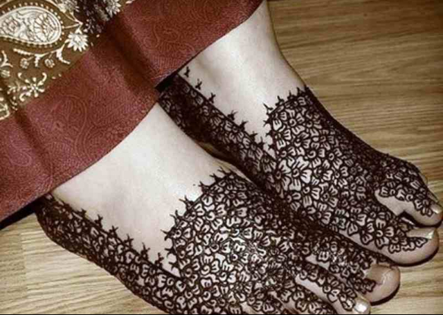 Best Arabic Mehandi Design featuring intricate flowers on the feet