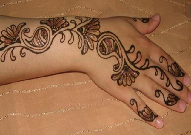 Best Simple Mehandi Design with glitter embellished bail 