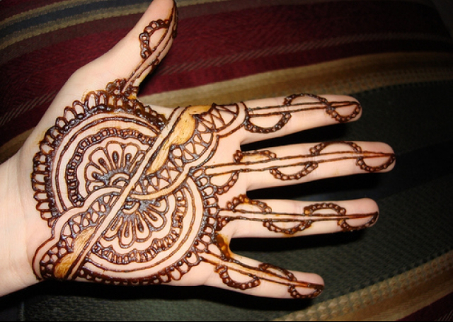 Best Simple Mehandi Design with half circular pattern on palm