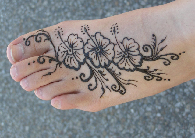 Best Simple Mehandi Design with foliage pattern on feet 