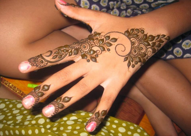 Best Simple Mehandi Design with cluster of tiny leaves