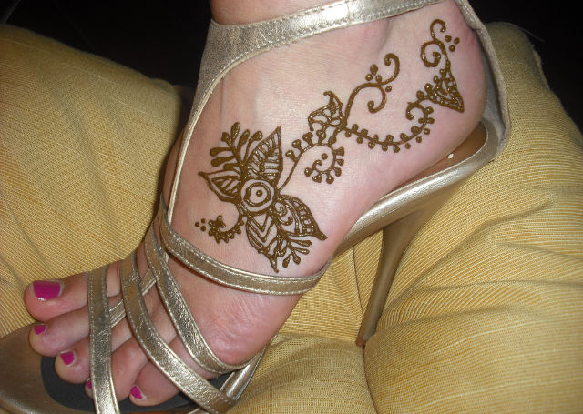 Best Simple Mehandi Design with beautiful floral motif for the feet