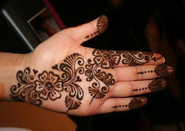 Best Simple Mehandi Design with flower motifs in bail pattern