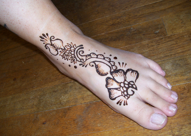 Best Simple Mehandi Design with easy flower and mango motif