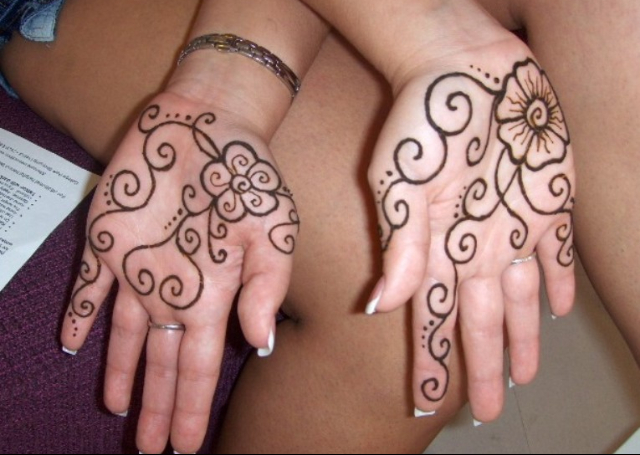 Best Simple Mehandi Design made with easy to make lines