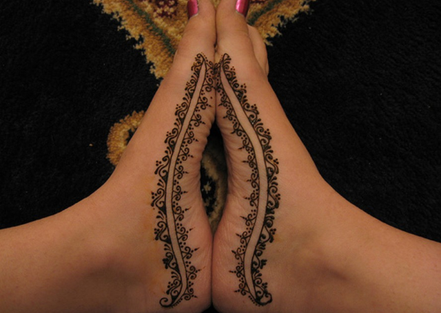 Best Simple Mehandi Design featuring simple border on side of feet