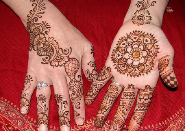 Best Simple Mehandi Design with central floral motifs