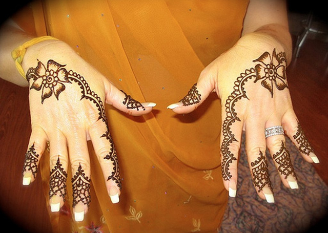 Best Simple Mehandi Design featuring a flower motif culminating at the index finger