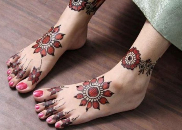 Bridal Mehandi Design with floral anklet pattern