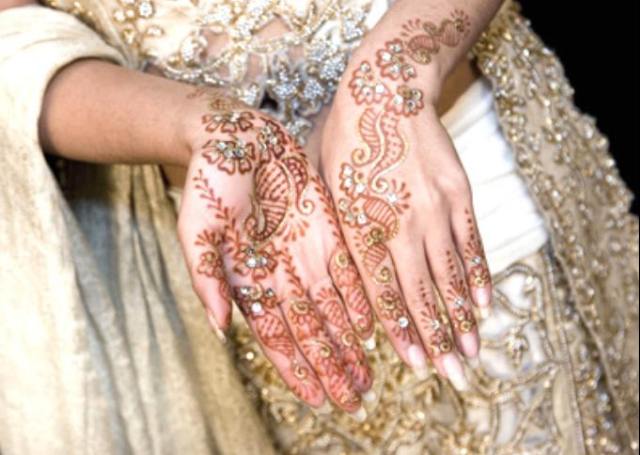 Bridal Mehandi Design embellished with glitter and stone