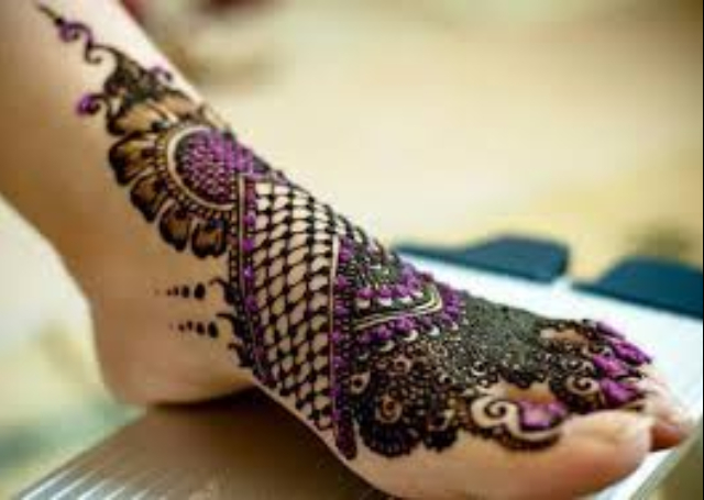 Bridal Mehandi Design with shaded and colored veil motif