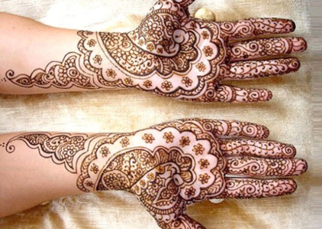 Bridal Mehandi Design with mirror peacock art with creepers on the fingers.