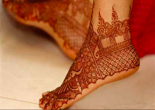 Bridal Mehandi Design with traditional jaali pattern on feet