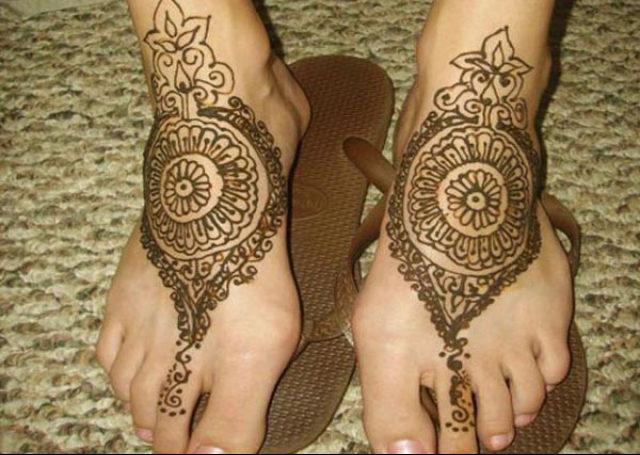 Beautiful Bridal Mehandi Design resembling Kolhapuri footwear