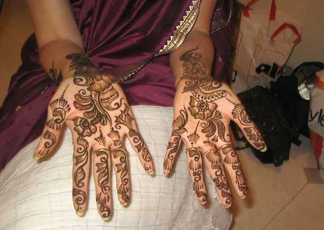 Cool Arabic Mehandi Design apt for sangeet or engagement functions