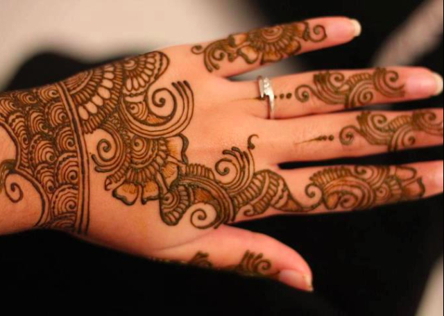 Cool Arabic Mehandi Design with beautiful curl patterns