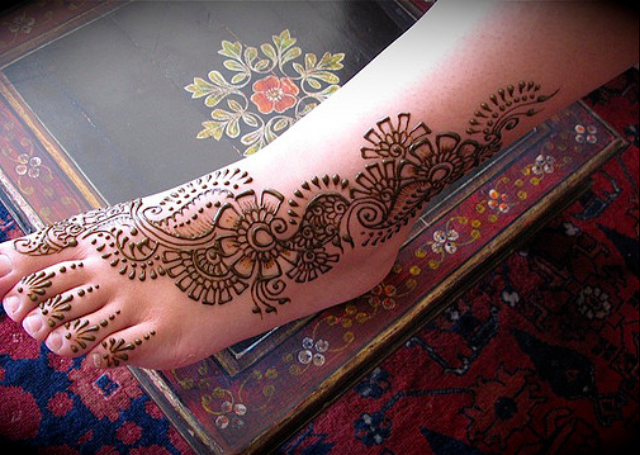 Latest Arabic Mehandi Design covering the feet in a creeper pattern