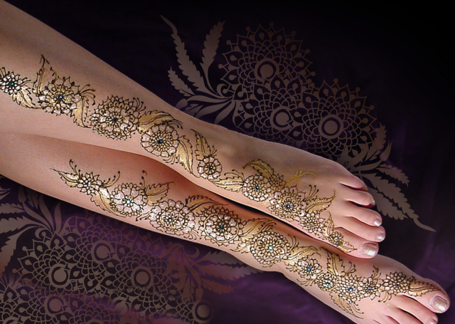 Latest Arabic Mehandi Design with creeper pattern covered with gold glitter