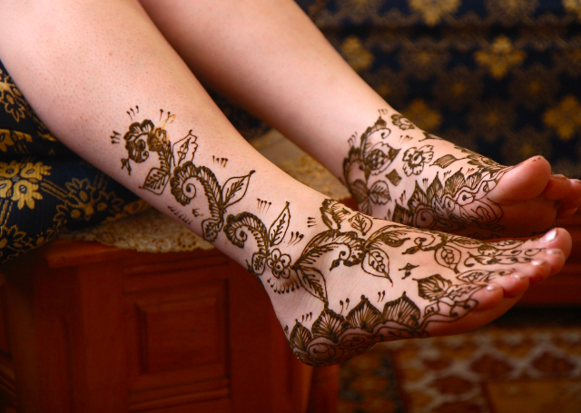 Latest Arabic Mehandi Design featuring shaded leaves and flowers on the feet