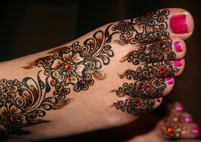 Latest Arabic Mehandi Design featuring floral motif highlighted with stones and glitter 