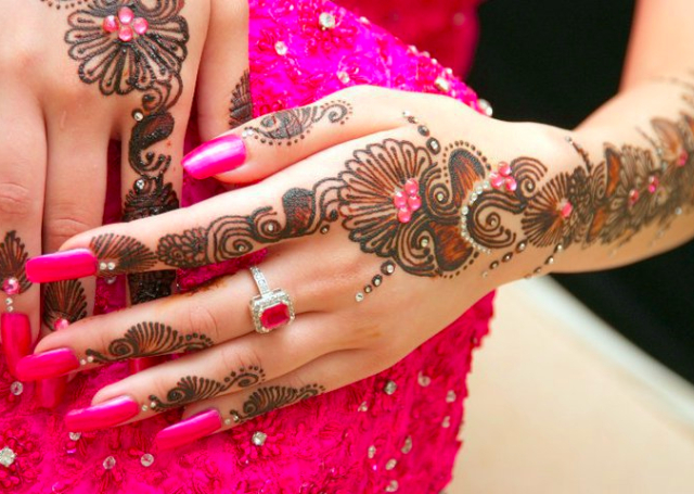 Latest Arabic Mehandi Design with shaded patterns