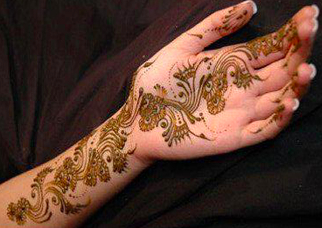 Latest Arabic Mehandi Design featuring unconventional wavy pattern