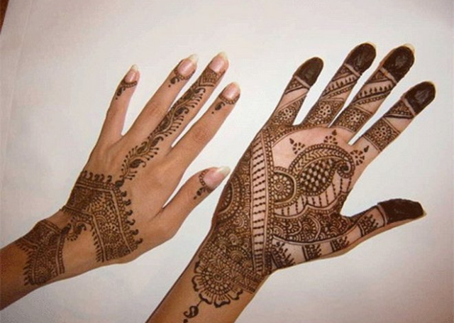 Latest Mehandi Bridal Design featuring mango and net motif