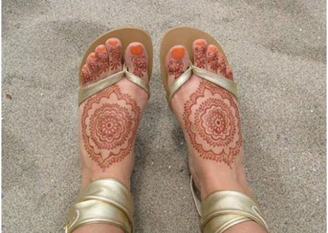 Latest Mehandi Bridal Design with round motif on feet
