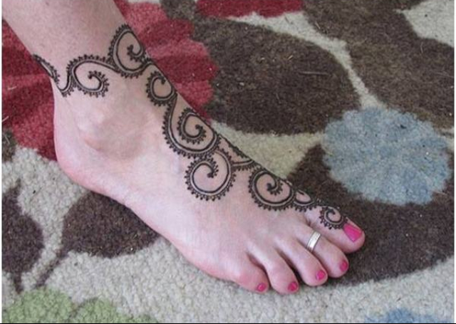 Latest Simple Mehandi Design featuring a curly creeper on the feet
