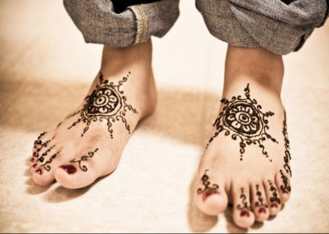 Latest Simple Mehandi Design with round floral pattern on feet 