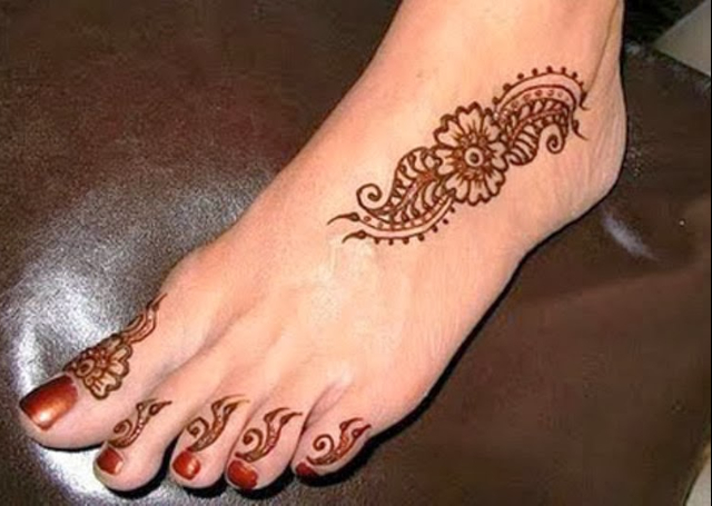 Latest Simple Mehandi Design with easy floral and leaf pattern on feet