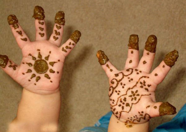 Latest Simple Mehandi Design for kids with floral patterns