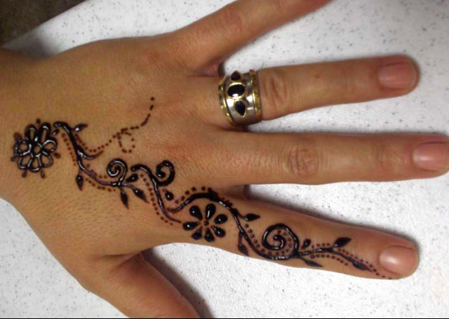 Latest Simple Mehandi Design featuring a simple black bail