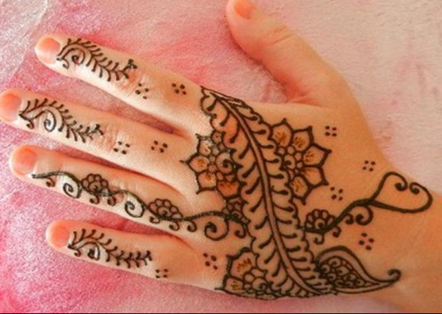 Latest Simple Mehandi Designs featuring simple flower and leaf motif